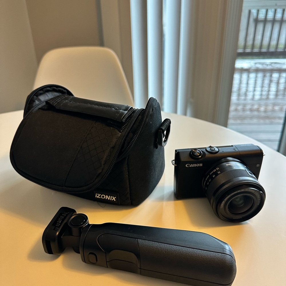 Canon Black eosm200 Digital Camera with Tripod and Case